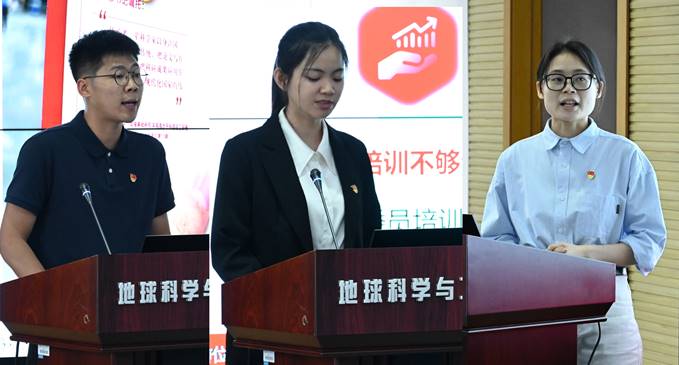 人们站在一起 AI 生成的内容可能不正确。 人们站在一起 AI 生成的内容可能不正确。