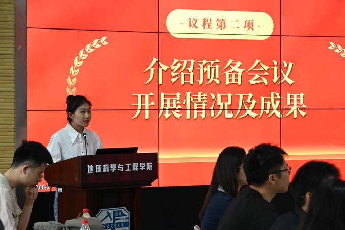 图片包含 人, 男人, 人们, 桌子 AI 生成的内容可能不正确。 图片包含 人, 男人, 人们, 桌子 AI 生成的内容可能不正确。